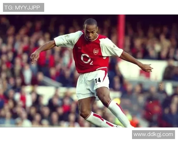 英国足球明星亨利的传奇生涯与对足球的深远影响探讨 英国足球明星亨利的传奇生涯与对足球的深远影响探讨